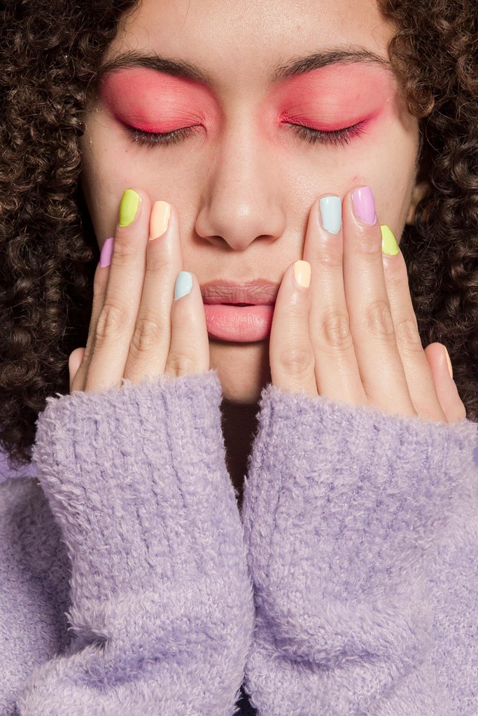 Fotografia de exemplo: unhas de gel pastel arco-íris