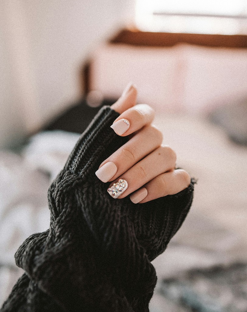 Fotografia de exemplo: unhas nude com brilhantes