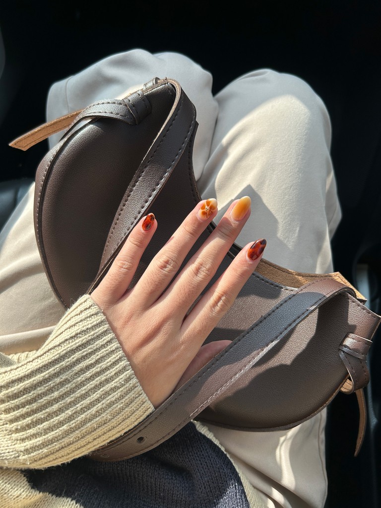 Fotografia de exemplo: unhas em tons de outono