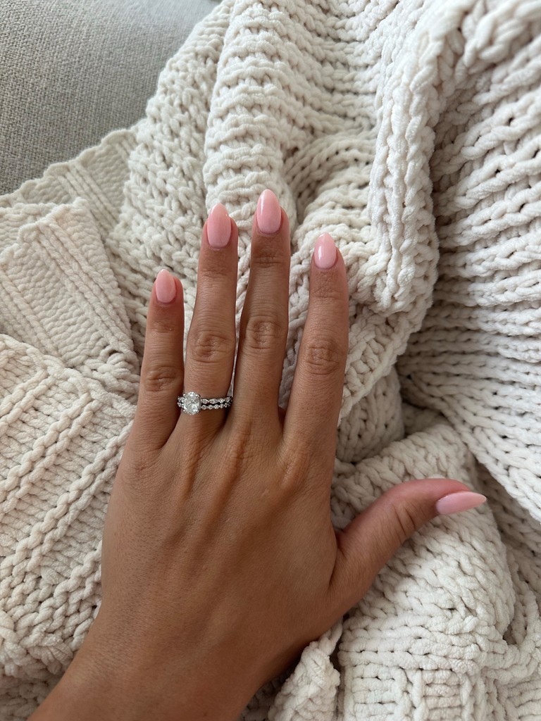 Fotografia de exemplo: unhas rosa claro com anéis